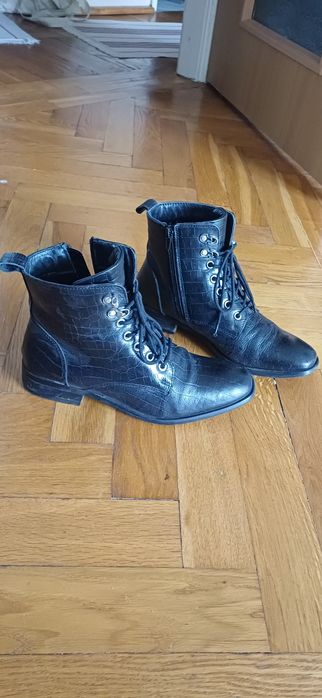 Czarne skórzane wiązane botki trzewiki.