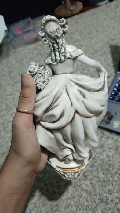 Estatueta de grés marfinite