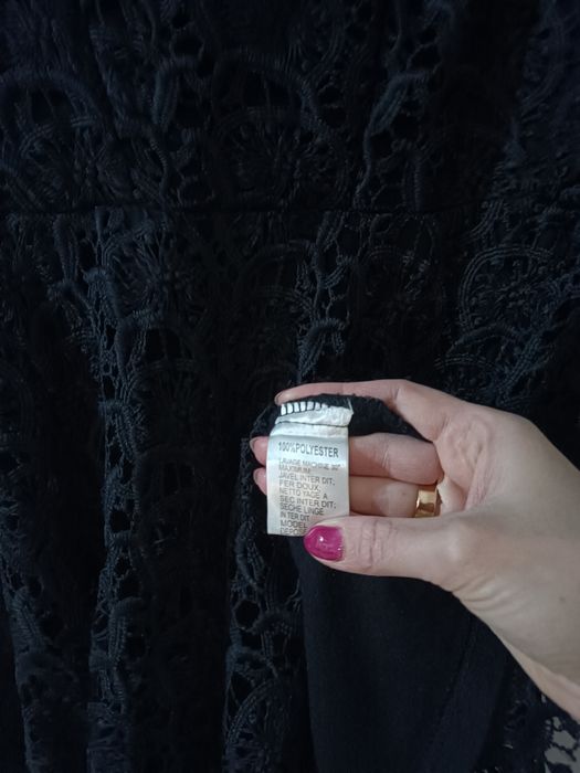 Ажурне чорне плаття із золотим замочком S