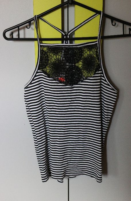 KOSZULKA z ozdobnym koronkowym dekoltem