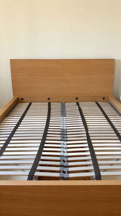 Cama com arrumação MALM