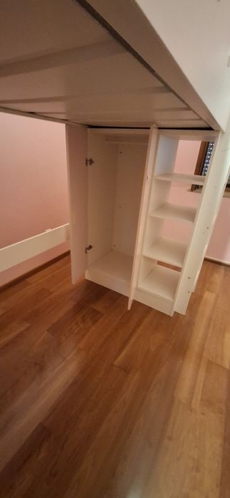 Cama alta com secretária