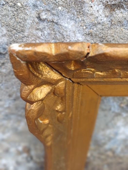 Moldura antiga em madeira dourada