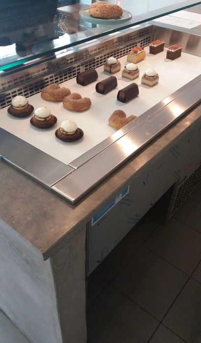 Vitrine de pastelaria refrigerada + cobertura em vidro