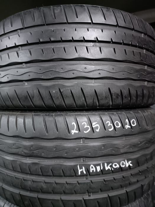Pneus  235/30/20