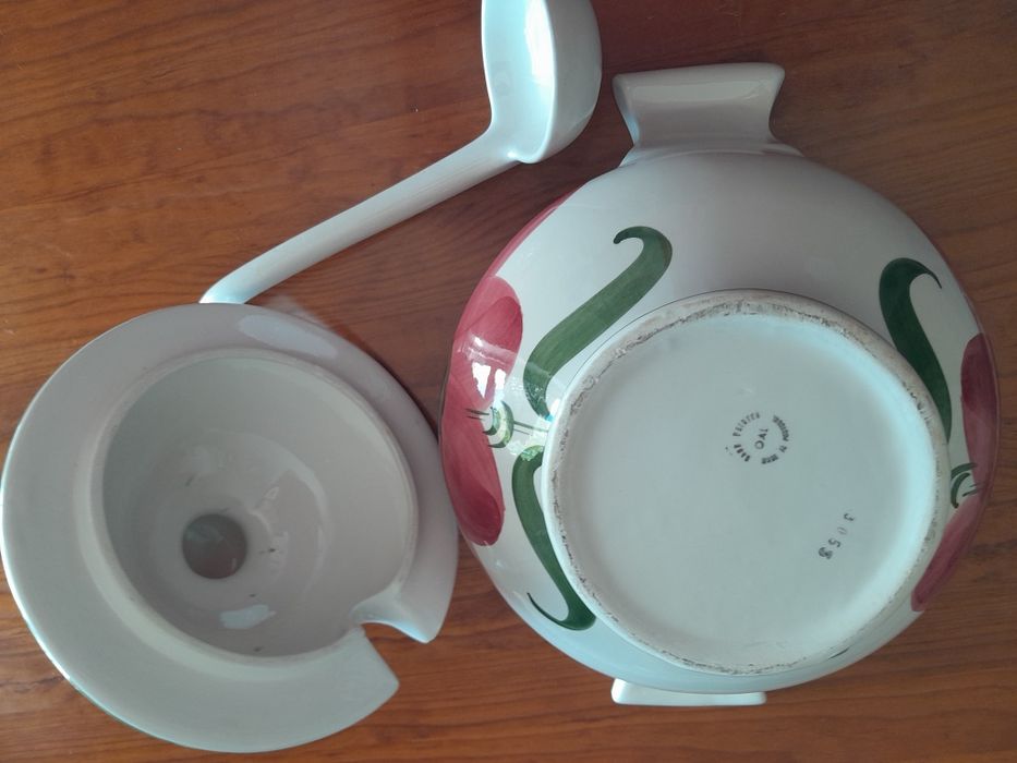 Louças .Terrina antiga pintada a mão