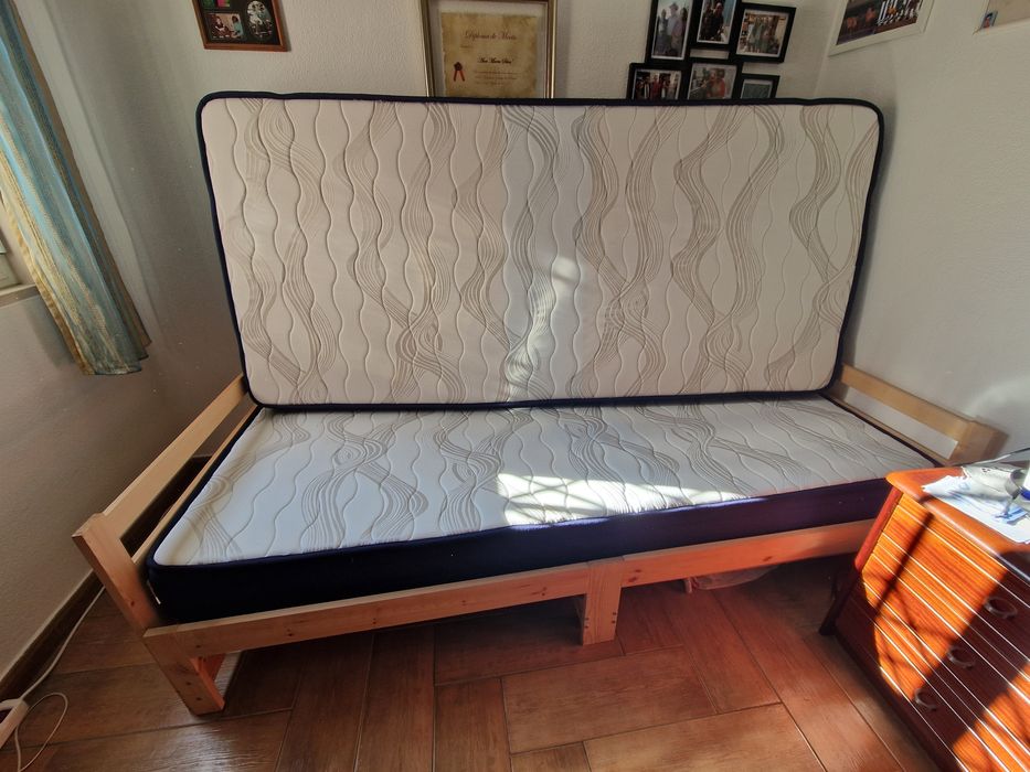 Cama de madeira e dois colchões