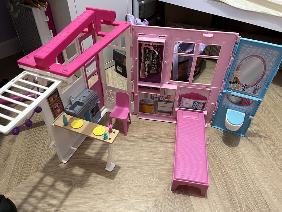 Rozkladany domek dla barbie w formie walizki