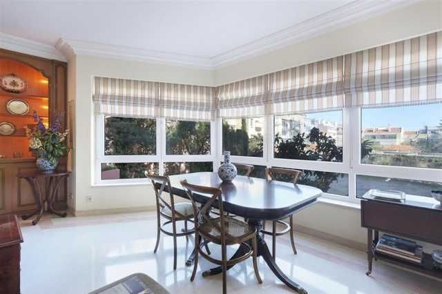 Vendo esta linda mesa em cerejeira