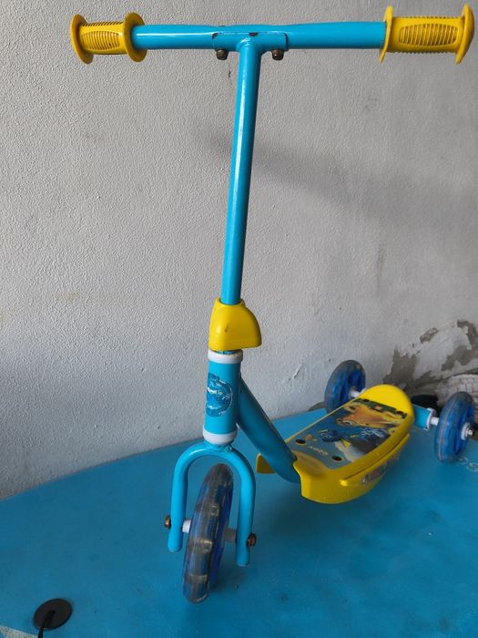 2x Skates + trotinete + capacete