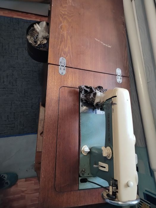 Продам,швейну  ножну машинку,,Чайка''