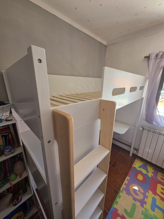 Cama com secretária