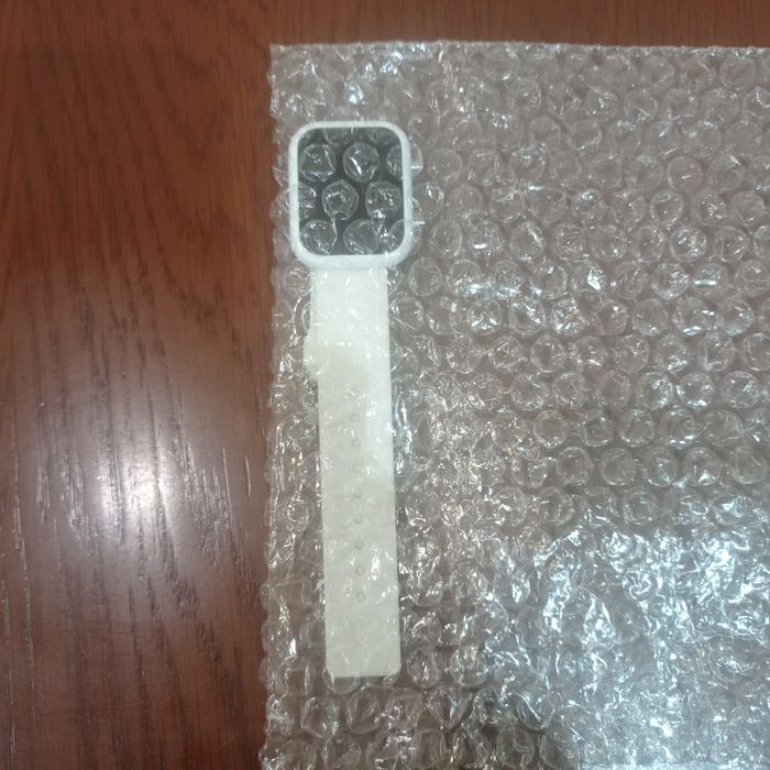 Часы новые с белым ремешком.