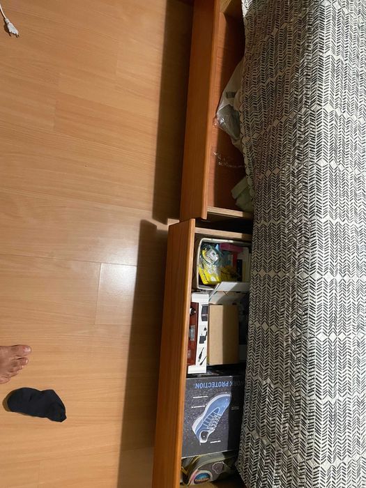 Cama de solteiro com colchão e mesa cabeceira, madeira maciça