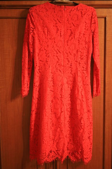 Червона сукня з рукавами