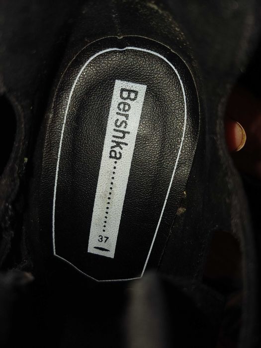 Vende-se botas em camursa preta