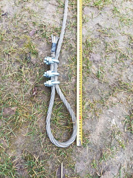 Długa zarobiona lina stalowa.