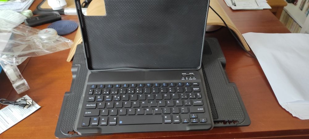 Smart Keyboard Case - Capa com Teclado Magnético para Tablet (Nova, Selada)