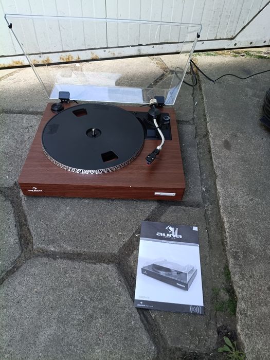 Gramofon retro winyl Auna Platen LED 

Cena 129zl 

Zestaw taki jak widać na zdjęciach 
Ślady po taśmie na obudowie 
Możliwa wysyłka lub odbiór osobis