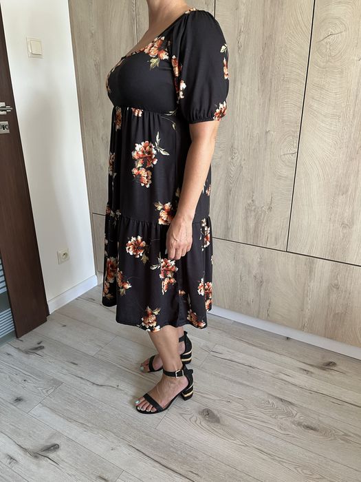 Czarna sukienka midi z bufiastymi rękawami