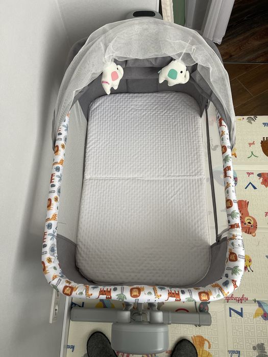 Ліжечко дитяче приставне з качалкою і музикою.