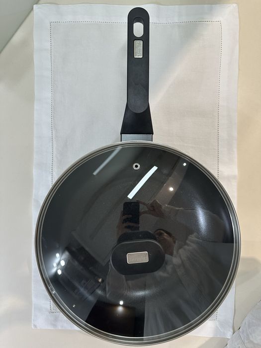 Wok 28 cms com tampa de vidro. Novo
