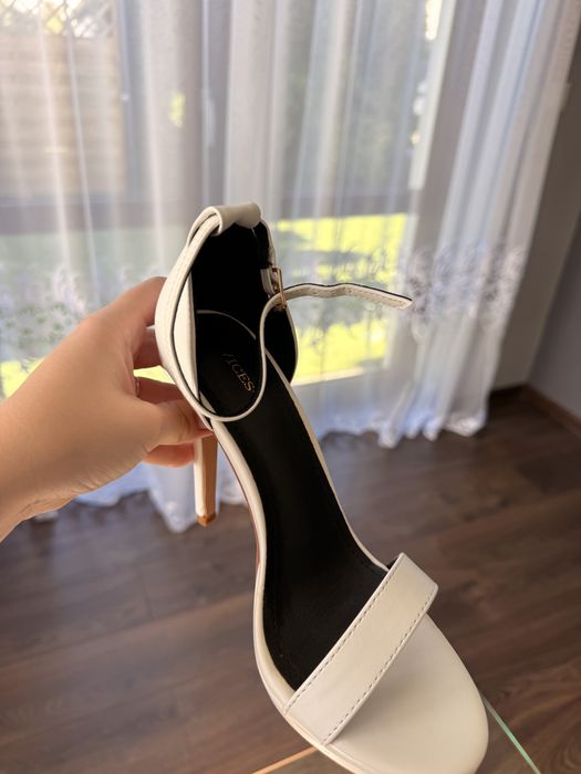 Białe szpilki/ buty ślubne