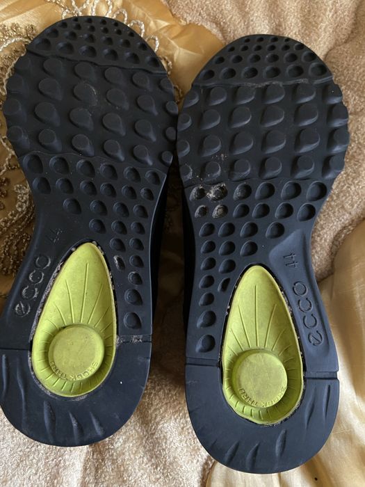 Продам кроссовки ecco