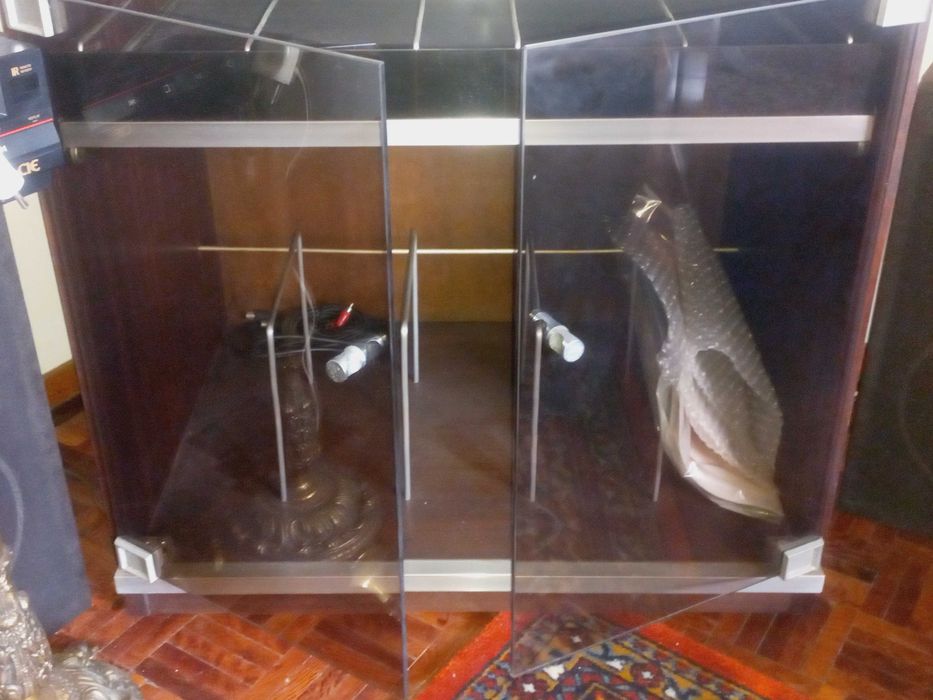 Móvel de apoio a gira-discos vinil