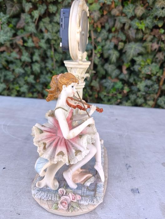 Figurka z żywicy z zegarkiem