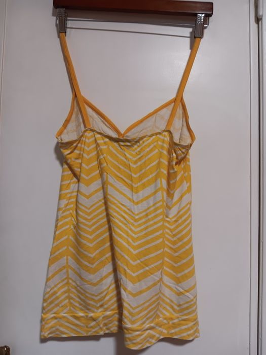 Top amarelo c/ bolsos