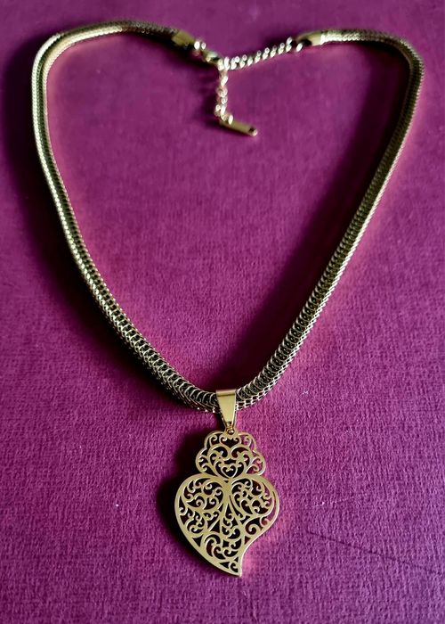 Colar dourado, em aço, malha grossa e um coração de Viana em filigrana