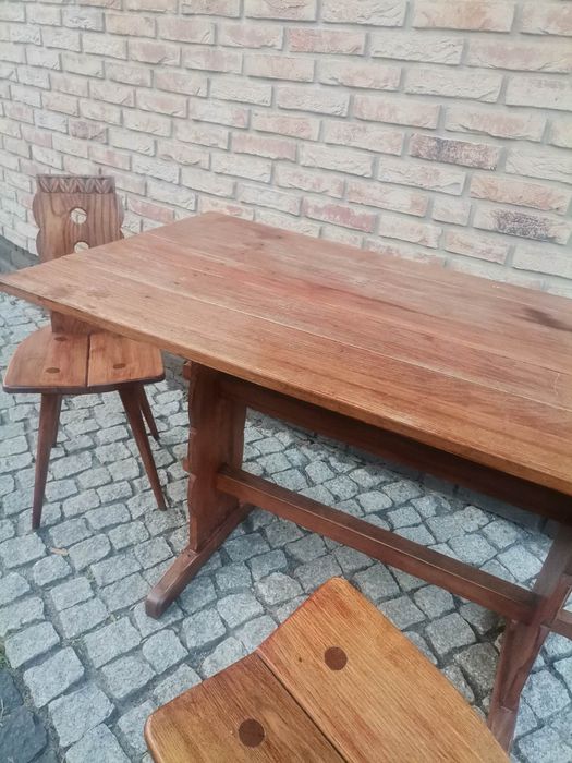 Drewniany stół z krzesłami w stylu folk