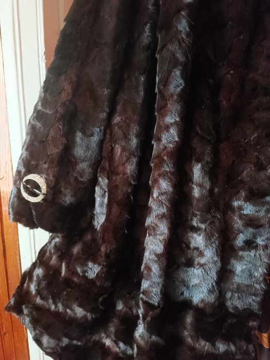 Продам норкову шубу