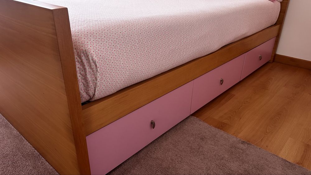 Cama individual em madeira maciça com 3 gavetões + colchão, estrado, colcha e almofadas