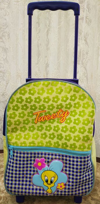 Рюкзак шкільний на колесиках з ручкою.