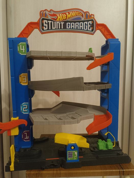 Чотирьохповерховий гараж для машинок Hot wheels