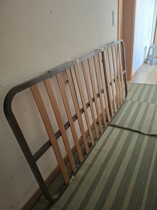 Cama solteiro com as pernas!
Estrado de cama com estrutura metálica e