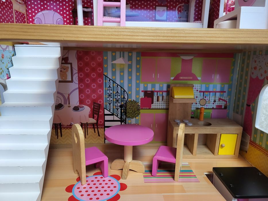 Ляльковий дерев'яний будиночок.