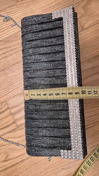 Czarna błyszcząca kopertówka z cyrkoniami, na łańcuszku