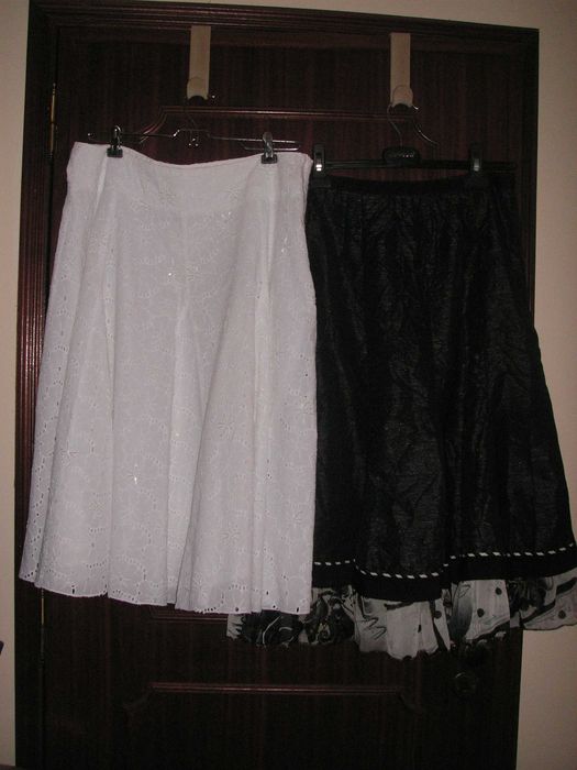 Saia Lanidor em Branco Bordado inglês e Marca Cerise em Preto