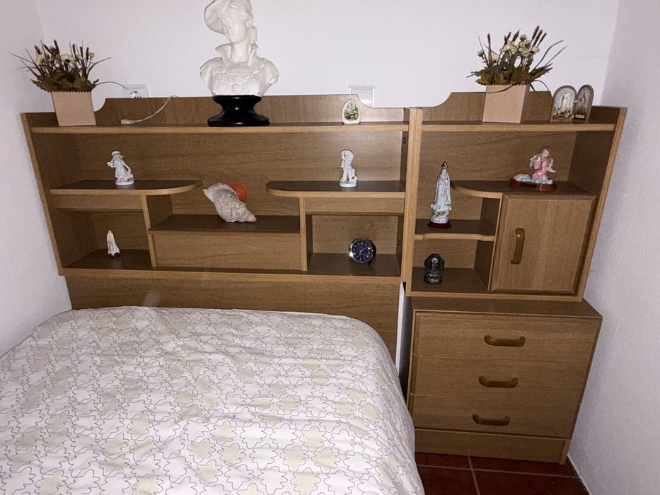 Cama de solteiro e cabeceira