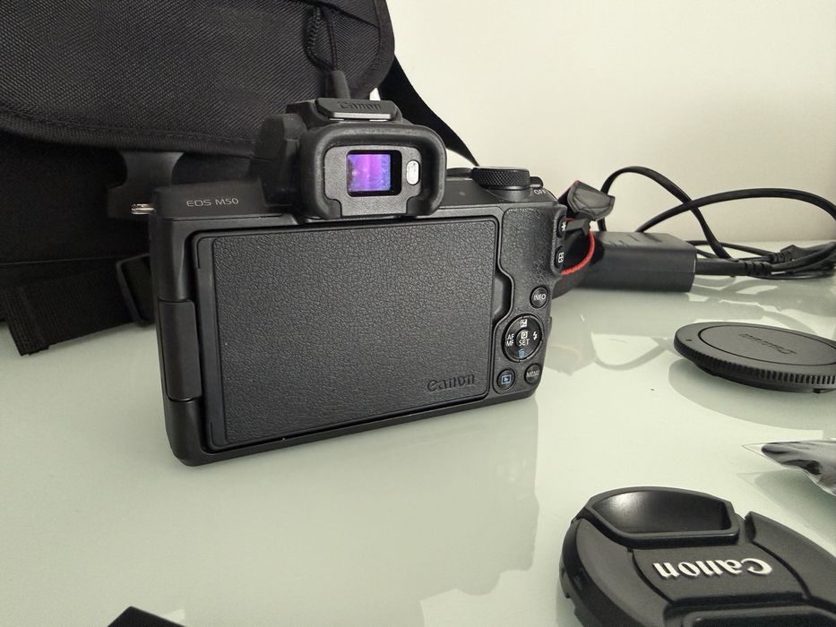 Canon EOS M50 + 2 Objetivas + 2 Baterias Extra + Mala | Como Nova