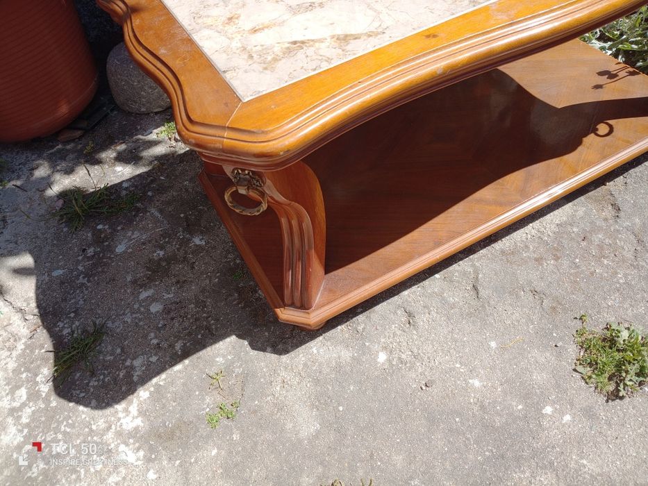 Mesa de centro muito antiga em mogno com pedra mármore. O preço não é negociável