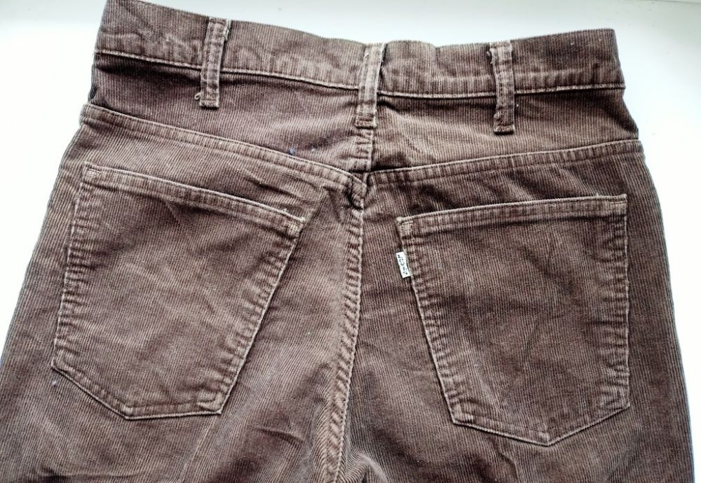 Qizlar butalarga siyishadi