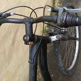 Bicicleta com velocidades Shimano.  Roda- 26. Falta cabo de  travão da roda de trás. Para desocupar.