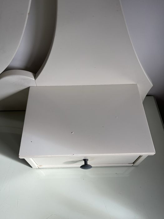 Toaletka IKEA z dużym lustrem – biała