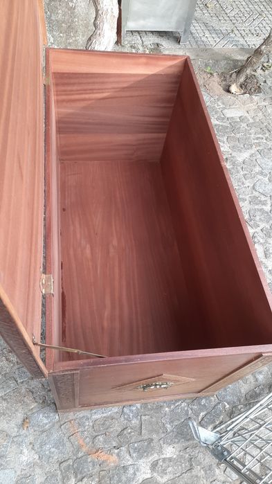 Arcas ou Baús rusticos. Com desenhos.