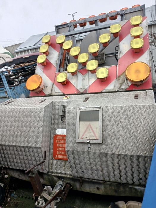 Przyczepa drogowa sygnalizacyjna nissen