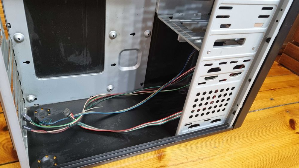 Obudowa komputerowa ATX czarna 2xUsb dużo miejsca na chłodzenie